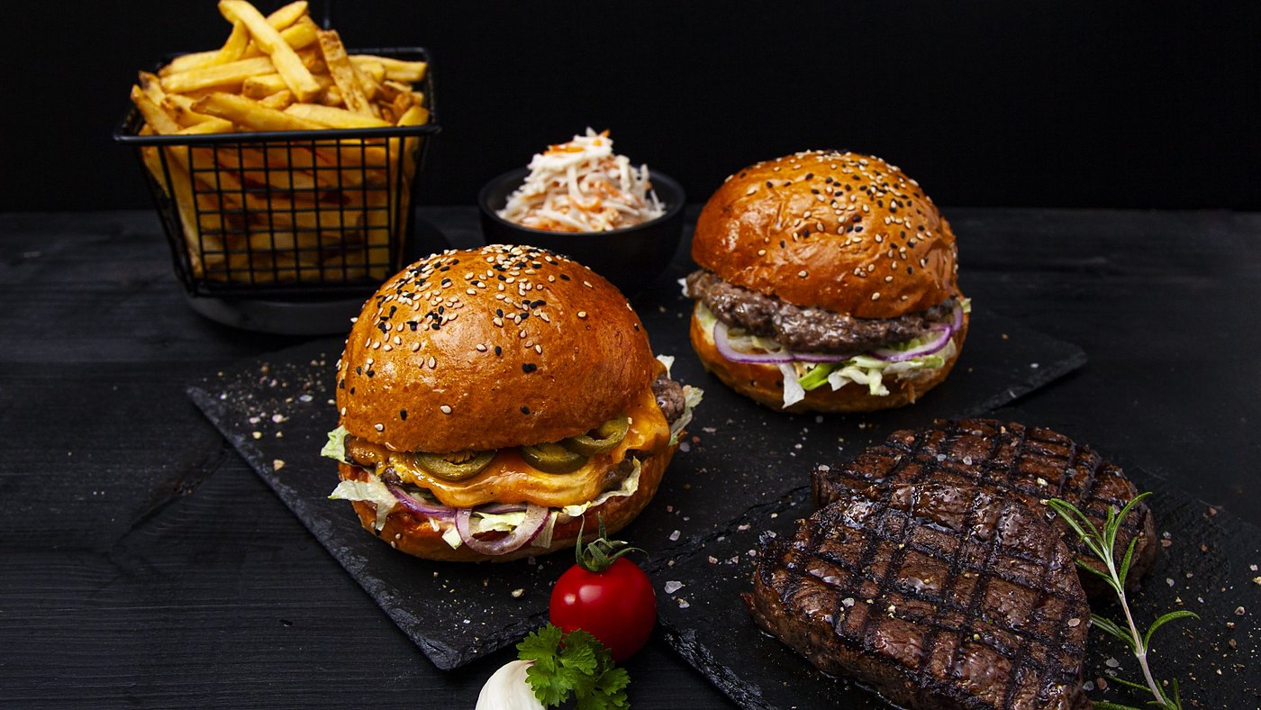 Burger, Steak und Pommes bei KOBÉS